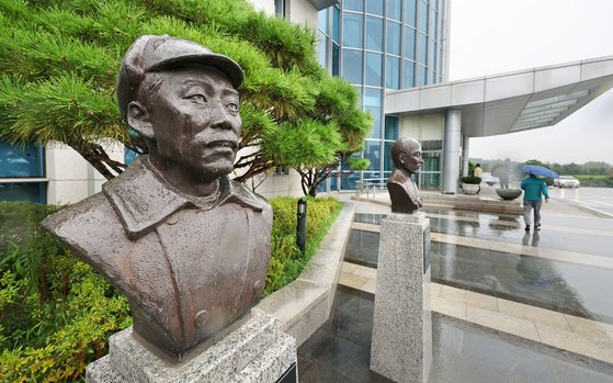 국방부가 육군사관학교 교내뿐 아니라 국방부 청사 앞에 설치된 고(故) 홍범도 장군 흉상에 대해서도 필요시 이전을 검토하고 있다고 밝힌 28일 서울 용산구 국방부 청사 앞에 설치된 고 홍범도 장군 흉상 모습. 연합뉴스