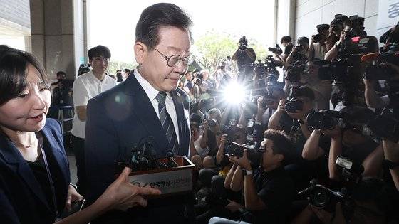 이재명 더불어민주당 대표가 백현동 개발 비리 의혹 관련 조사를 받기 위해 17일 서울 서초구 서울중앙지방검찰청에 출석하고 있다. 이 대표는 대북송금 의혹으로 다음달 4일 다시 소환 통보를 받았다. 뉴스1