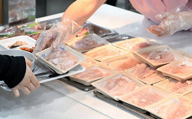 28일 용산 대통령실 청사에서 직원들이 우리 수산물 메뉴로 구성된 점심 식사를 하고 있다. 대통령실은 9월 이후에도 주 2회 이상 우리 수산물을 주 메뉴로 제공할 예정이라고 밝혔다. /사진=대통령실 제공