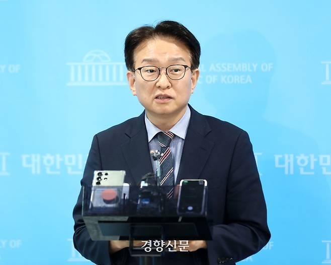 권칠승 더불어민주당 수석대변인이 지난 6월15일 국회 소통관 기자회견장에서 혁신기구 책임자를 발표하고 있다. 박민규 선임기자