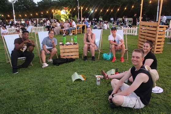 Foreigners enjoy fried chicken with beer at Duryu Park in Dalseo District of Daegu during the Daegu Chimac Festival last year. [DAEGU CHIMAC FESTIVAL ORGANIZING COMMITEE]