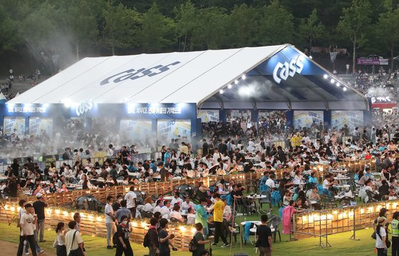 Festivalgoers gather at the 2022 Daegu Chimac Festival at Duryu Baseball Stadium on July 6, 2022. [NEWS1]