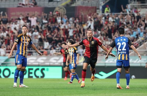 FC Seoul's Stanislav Iljutcenko, center, celebrates scoring a goal during a K League game against Ulsan Hyundai at Seoul World Cup Stadium in western Seoul on Sunday. [NEWS1]