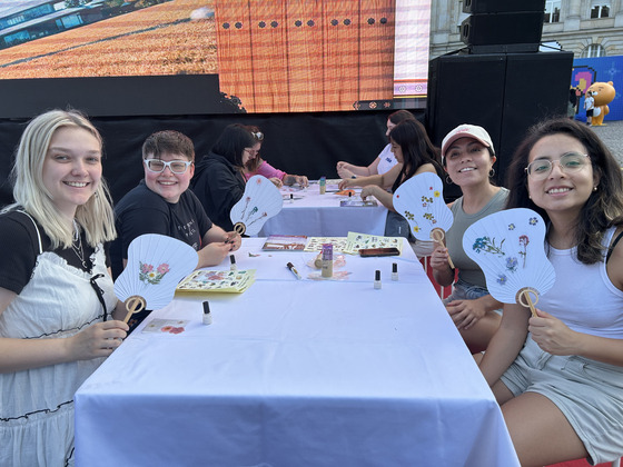 Visitors make Korean hand fans during “Your Korea Festival” in Germany, which ran from Friday to Sunday. [MINISTRY OF CULTURE, SPORTS AND TOURISM]