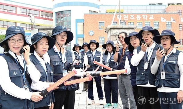 각종 재난과 범죄가 잇따르고 있는 가운데 시민 스스로가 구성한 자율방재·방범단이 지역 안전을 지키기 위한 대안으로 떠오르고 있다. 안산시 로보캅순찰대가 28일 오후 학현초등학교 앞에서 하굣길 순찰을 준비하고 있다. 조주현기자