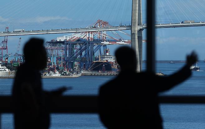 창문 밖으로 보이는 부산항 모습. 수출보다 수입이 더 크게 줄어 순수출이 직전 분기보다 늘면서 2분기(4~6월) 한국 경제가 힘겹게 0.6% 성장했다. 한국은행은 올해 2분기 실질 국내총생산(GDP) 성장률이 0.6%로 집계됐다고 발표했다.[사진출처 = 연합뉴스]