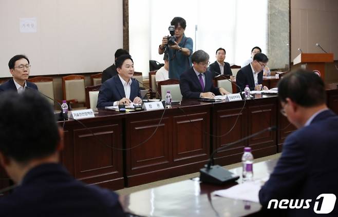 (서울=뉴스1) 이승배 기자 = 원희룡 국토교통부 장관이 지난 27일 오후 서울 세종대로 정부서울청사에서 열린 '검단아파트 사고 및 GS건설현장 점검결과 회의'에서 모두발언하고 있다.  이번 회의를 통해 붕괴 사고가 발생한 인천 검단아파트 시공사인 GS건설에는 최대 10개월의 영업정지 처분이, 설계자에게는 등록자격 취소 또는 2년 영업정지 처분이 각각 조치된다. 또한 GS건설이 자사 건설현장 83곳을 대상으로 실시한 자체 점검 결과는 적정한 것으로 확인됐다. 다만 안전·품질·시공 등에서 총 251건의 문제가 발견됐다. /뉴스1  Copyright (C) 뉴스1. All rights reserved. 무단 전재 및 재배포 금지.