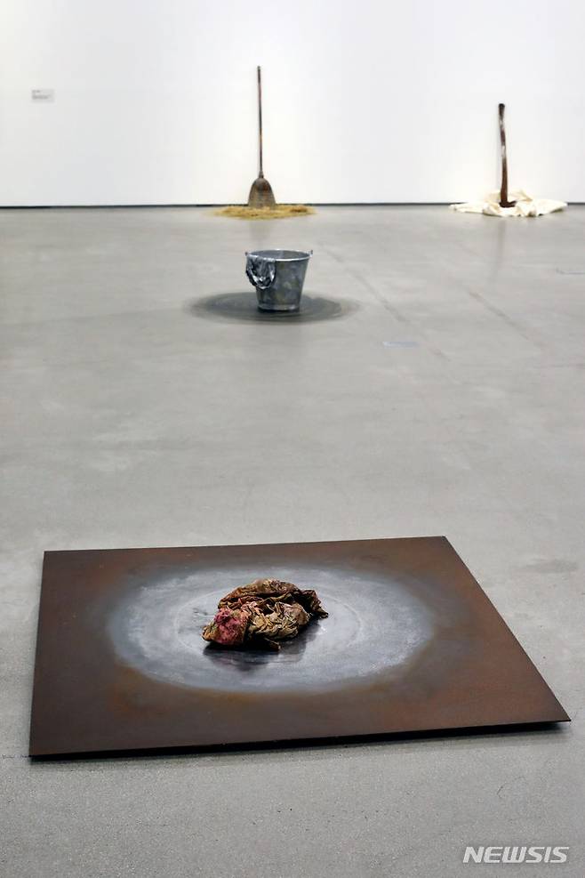 [서울=뉴시스] 박진희 기자 = 한국 실험미술의 선구자 김구림 작가의 예술 세계를 조명하는 개인전 '김구림' 언론간담회가 열린 24일 서울 종로구 국립현대미술관 서울관에 주요 작품이 전시되어 있다. 2023.08.24. pak7130@newsis.com