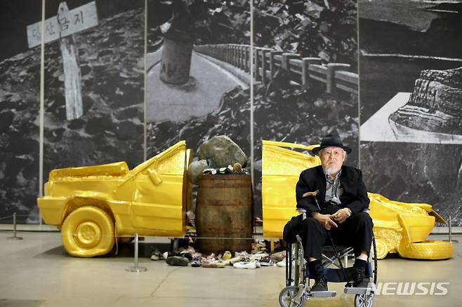 [서울=뉴시스] 박진희 기자 = 한국 실험미술의 선구자 김구림 작가의 예술 세계를 조명하는 개인전 '김구림' 언론공개회가 열린 24일 서울 종로구 국립현대미술관 서울관에서 작가가 신작 앞에서 사진 촬영을 하고 있다.  2023.08.24. pak7130@newsis.com