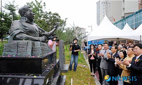 【광주=뉴시스】 광주 남광주 청년회의소(JC)가 15일 오전 남구 양림동 휴먼시아 아파트 입구 정율성로(路)에서 정율성 흉상 제막식을 가진 가운데 황일봉 남구청장, 옌펑란 주광주 중국총영사, 중국 해주구 청년연합회 회원 등이 기념사진을 촬영하고 있다. /맹대환기자 mdhnews@newsis.com