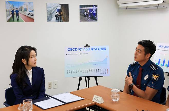 [서울=뉴시스] 윤석열 대통령 부인 김건희 여사가 28일 오후 서울 마포경찰서 용강지구대에서 자살시도자 구조 현장 경찰관들과 간담회를 하고 있다. (사진=대통령실 제공) 2023.08.28. photo@newsis.com *재판매 및 DB 금지