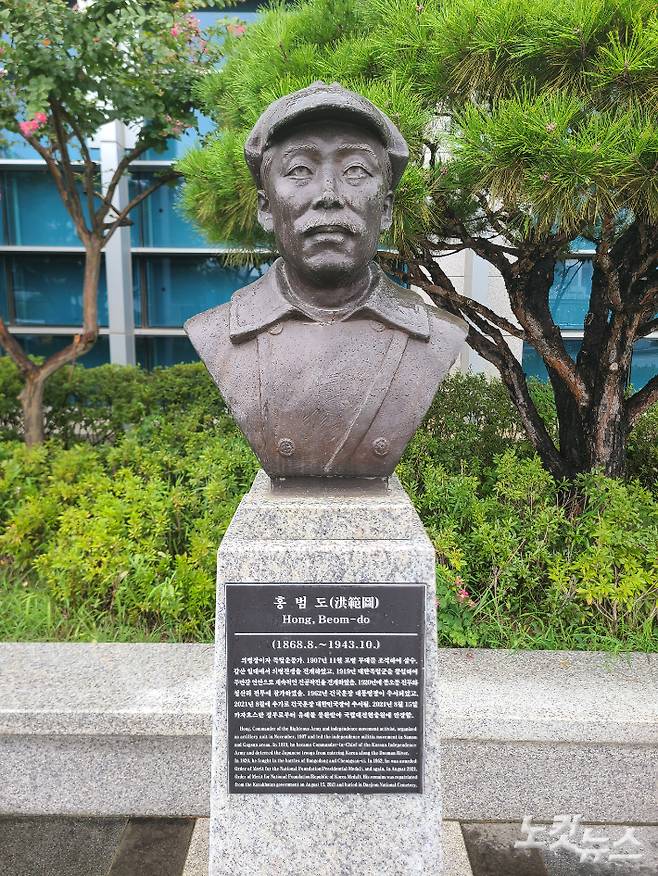 서울 용산구 국방부 청사 앞의 홍범도 장군 흉상. 김형준 기자