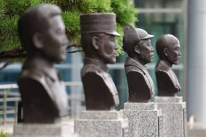 국방부가 육군사관학교 교내뿐 아니라 국방부 청사 앞에 설치된 고(故) 홍범도 장군 흉상에 대해서도 필요시 이전을 검토하고 있다고 밝힌 28일 서울 용산구 국방부 청사 앞에 설치된 고 홍범도 장군 흉상 모습. 연합뉴스