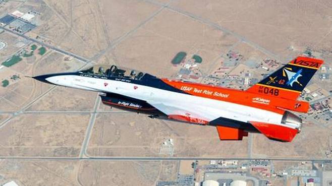 AI가 탑재된 무인 전술항공기 비스타(VISTA) X-62A