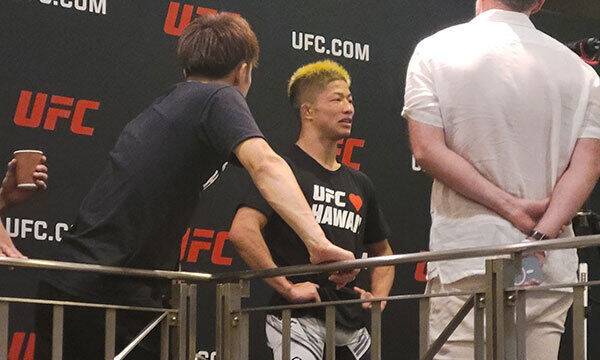 성공적인 데뷔전을 치른 나카무라 린야가 26일 싱가포르 인도어스타디움에서 일본 언론과 인터뷰를 하고 있다. 싱가포르=정필재 기자