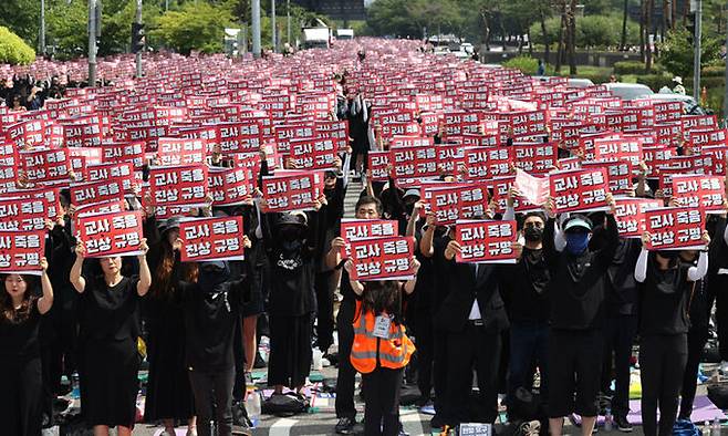 지난 26일 오후 서울 영등포구 국회 앞에서 전국교사일동이 연 ''국회 입법 촉구 추모집회''에서 참가자들이 손팻말을 들고 있다. 연합뉴스