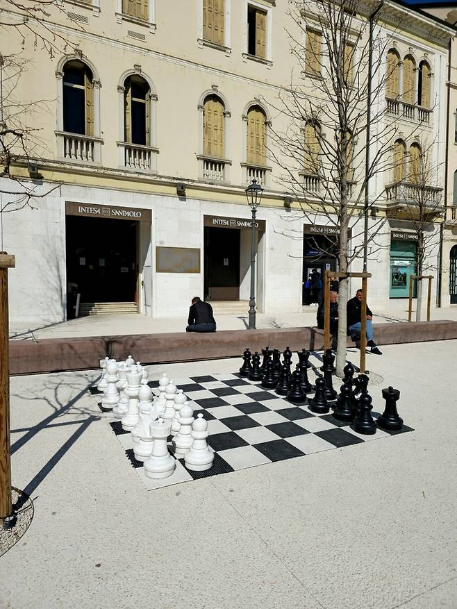 발도비아데네 마을 중앙광장 체스 조형물.