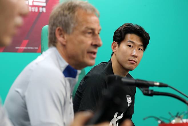 대한민국 축구대표팀 손흥민이 19일 오후 대전 월드컵경기장에서 기자회견을 하던 중 클린스만 감독을 바라보고 있다. 대표팀은 오는 20일 엘살바도르와의 평가전을 치른다. 2023.6.19 연합뉴스