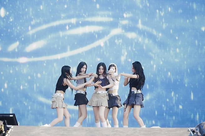 뉴진스, '롤라팔루자 시카고'서 K팝 걸그룹 최초로 공연 (서울=연합뉴스) 뉴진스가 지난 3일(현지시간) K팝 걸그룹 최초로 미국 시카고 그랜드파크에서 열린 '롤라팔루자 시카고'에서 공연했다고 소속사 어도어가 4일 밝혔다. 사진은 뉴진스가 '롤라팔루자 시카고'에서 공연하는 모습. 2023.8.4 [어도어 제공. 재판매 및 DB 금지] photo@yna.co.kr