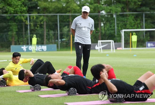 선수들의 훈련을 지켜보는 황선홍 감독 [연합뉴스 자료사진]