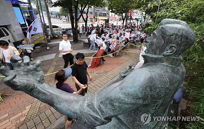 정율성 동상 앞에서 열린 반대 집회 (광주=연합뉴스) 천정인 기자 = 정율성 기념사업 찬반 논란이 이어진 28일 오후 광주 남구 정율성로 인근에서 보수단체인 자유통일당 관계자들이 기념사업에 반대하는 집회를 하고 있다. 2023.8.28 iny@yna.co.kr