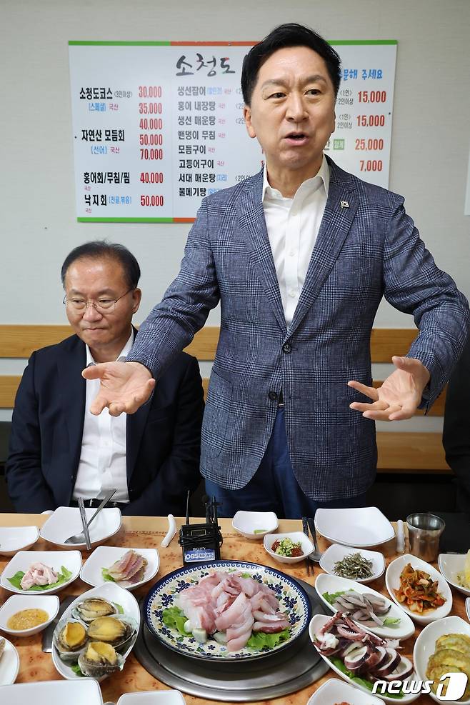 김기현 국민의힘 대표가 29일 오후 인천 중구의 한 횟집에서 오찬으로 민어회를 먹기에 앞서 인사말을 하고 있다. (공동취재) 2023.8.29/뉴스1 ⓒ News1 송원영 기자