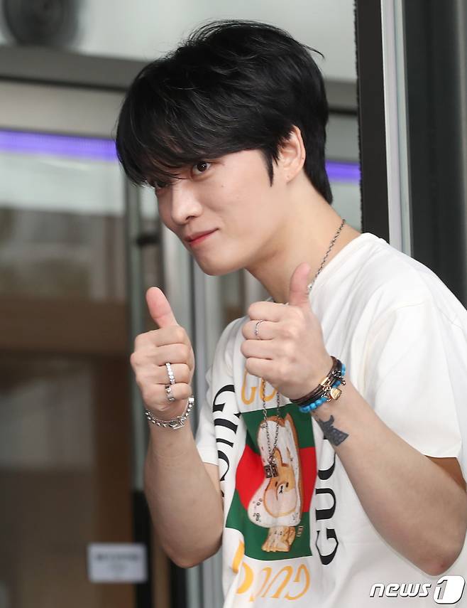 가수 김재중이 MBC FM4U ‘4시엔 윤도현입니다’ 출연을 위해 29일 오후 서울 마포구 상암동 MBC에 도착해 엄지를 치켜들고 있다. ⓒ News1 권현진 기자