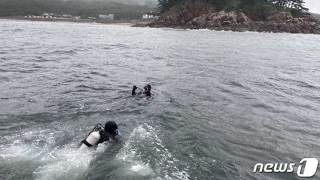 태안해경 구조대원들이 사고 현장에서 실종자 수색작업을 벌이고 있다.(태안해경 제공)/뉴스1