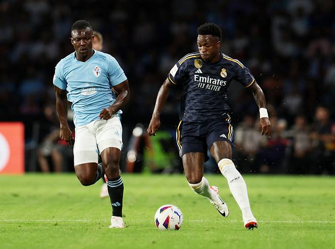 레알 마드리드의 비니시우스 주니오르(오른쪽). 지난 25일(현지시간) 셀타 비고와의 2023~2024 스페인 라리가 원정 때다. 로이터 연합뉴스