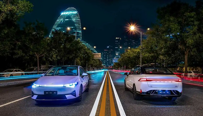 중국 전기차업체 샤오펑과 공유서비스업체 디디추싱이 전력적 투자 협약을 맺었다.