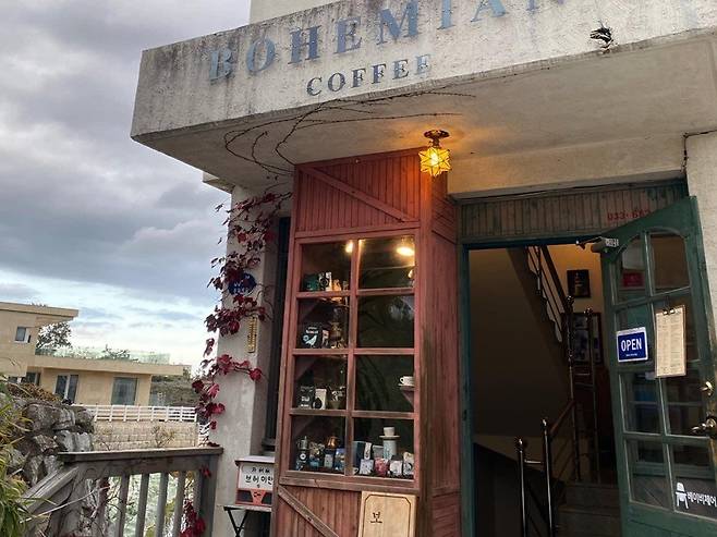 강릉 영진해변 앞에 위치한 보헤미안 박이추 커피 본점_출처: 보헤미안박이추커피