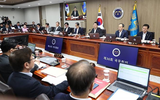 윤석열 대통령이 29일 오전 서울 용산 대통령실 청사에서 열린 국무회의에서 내년도 예산안과 관련한 발언을 하고 있다. 2023.8.29. 대통령실사진기자단