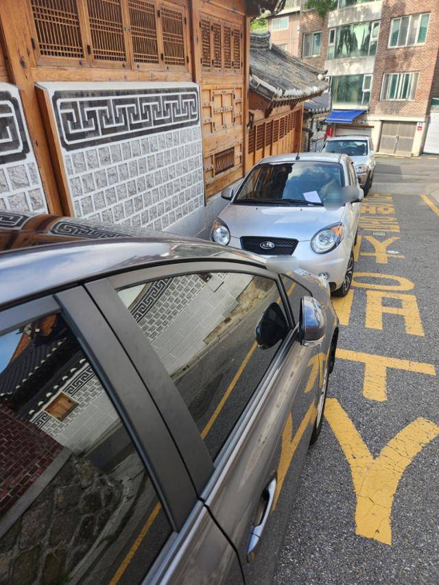 지난 7월 27일 오전 서울 종로구 북촌 한옥마을의 한 골목에 차량들이 소방차 통행로 위에 불법 주차돼 있다. 앞유리에는 행정당국에서 꽂아놓은 계고장(경고장)이 있다. 유대근 기자