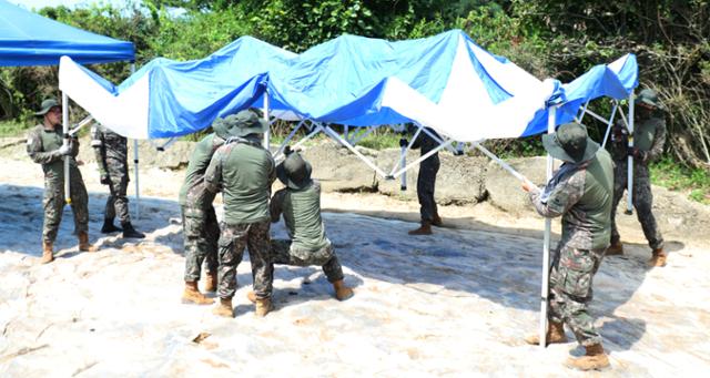 지난 4일 전북 부안군 세계스카우트잼버리 델타구역에서 군 장병들이 천막을 설치하고 있다. 부안=뉴스1