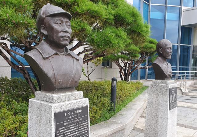 28일 서울 용산구 국방부 청사 앞에 설치된 고(故) 홍범도 장군 흉상 모습. 뉴스1