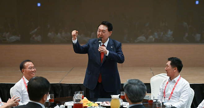 윤석열 대통령이 어제(28일) 열린 국민의힘 연찬회에서 발언하는 모습 (사진, 대통령실)