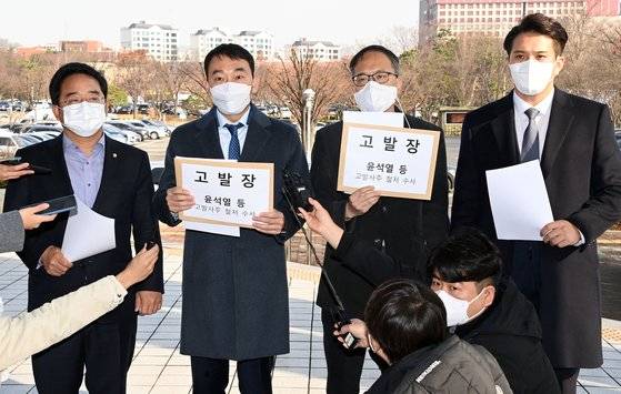 2021년 11월 더불어민주당 민병덕(왼쪽부터), 김용민, 박주민, 전용기 의원이 고발사주 의혹과 관련해 당시 검찰총장이던 윤석열 대통령을 공수처에 고발했다. 공수처는 윤 대통령을 무혐의 처분했다. 중앙포토