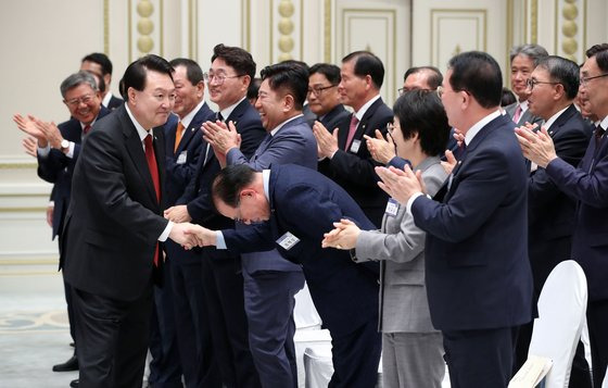 윤석열 대통령이 29일 청와대 영빈관에서 열린 민주평화통일자문회의 간부위원과의 통일대화에 입장하며 참석자와 인사하고 있다. 대통령실통신사진기자단=연합뉴스