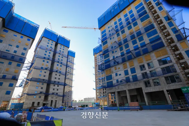 공사비 갈등으로 공사 중단 사태를 빚었던 서울 강동구 둔촌주공아파트 건설현장. 이준헌 기자