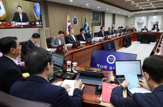 윤석열 대통령이 29일 서울 용산 대통령실 청사에서 국무회의를 주재하고 있다.&nbsp; &nbsp;연합뉴스