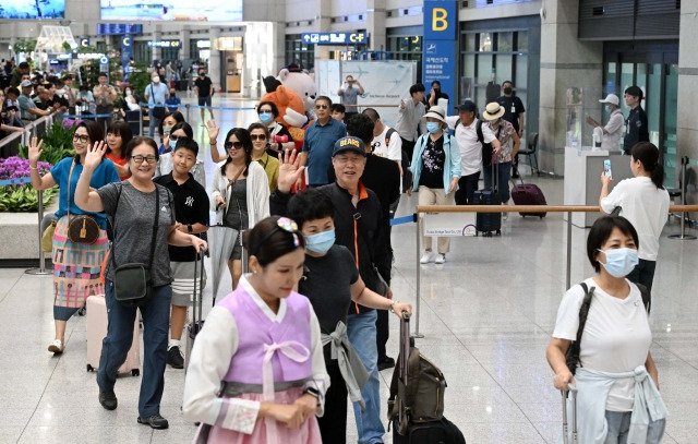 24일 인천국제공항 제1여객터미널에서 중국인 단체 관광객들이 입국하고 있다. 뉴시스