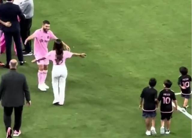 조르디 알바를 메시로 착각한 부인. 아이들은 아빠쪽으로 가고 있다. /소셜미디어