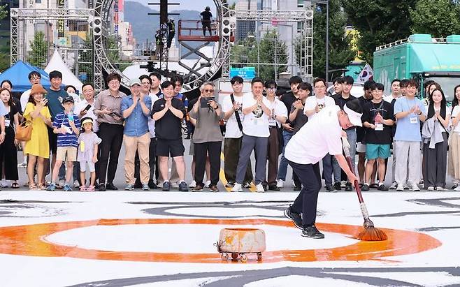 [대전=뉴시스] 이장우 대전시장이 '대전0시축제'가 열리고 있는 대전 중구 중앙로 일원에서 '원도심 보물찾기' 프로그램의 일환으로 퍼포먼스를 펼치고 있다. (사진= 대전시 제공)  *재판매 및 DB 금지