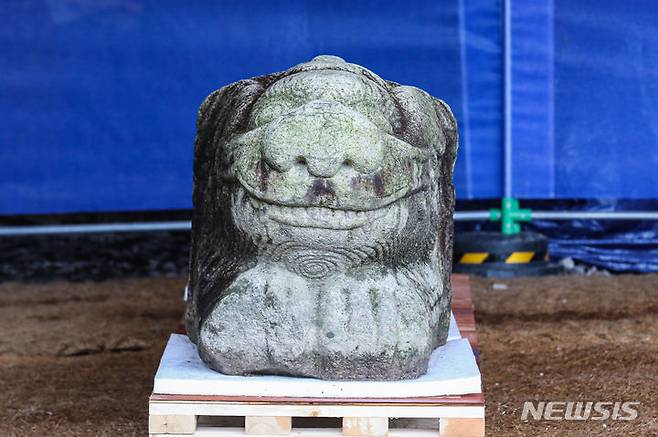 [서울=뉴시스] 권창회 기자 = 29일 오후 서울 종로구 경복궁 야외작업장에 광화문 월대 서수상이 놓여있다. 문화재청은 고(故) 이건희 삼성그룹 선대 회장 유족 측으로부터 상서로운 동물을 형상화한 서수상(瑞獸像)으로 추정되는 석조각 2점을 기증받았다고 29일 밝혔다. 유물은 광화문 월대에서 임금이 지나던 길의 맨 앞부분에 있었던 것으로 보인다. 2023.08.29. kch0523@newsis.com