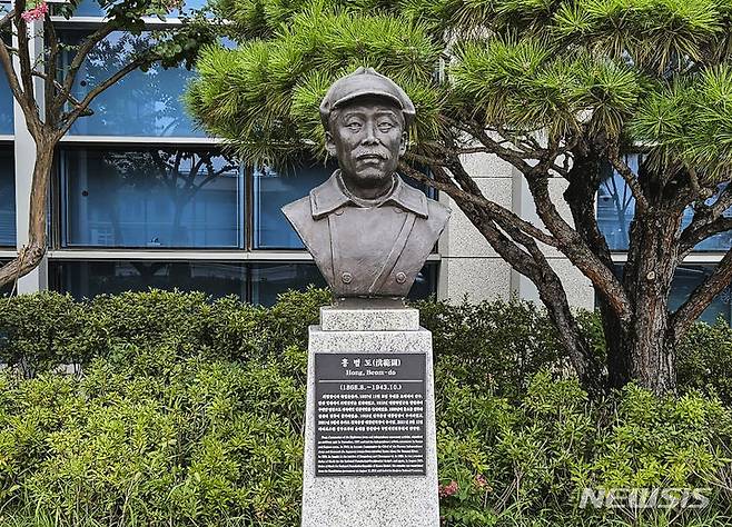 [서울=뉴시스] 옥승욱 기자 = 국방부가 육군사관학교 내에 설치된 고(故) 홍범도 장군 흉상을 포함한 국방부 청사 앞에 설치된 흉상도 필요시 이전을 검토하고 있다고 밝혔다. 사진은 28일 서울 용산구 국방부 청사 앞에 설치된 고(故) 홍범도 장군 흉상 모습. 2023.08.28. okdol99@newsis.com