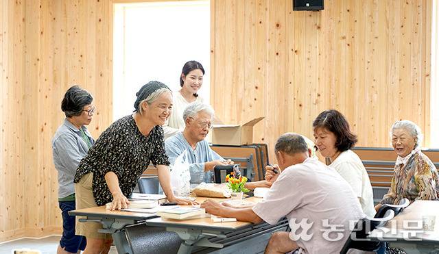 다목적 강당에서 주민 서예 수업이 한창이다. 지난봄에는 여행객 대상 체험수업이 열렸다.