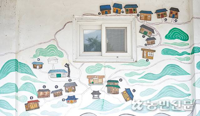 프런트 겸 공유 주방 건물 외벽에 마을지도가 그려져 있다.