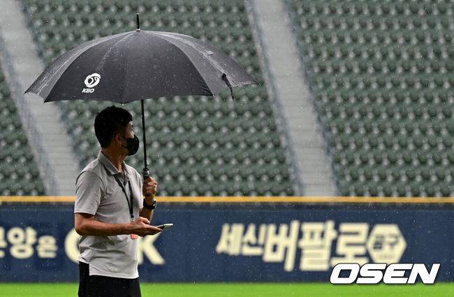 [OSEN=잠실, 지형준 기자] 29일 오후 서울 잠실야구장에서 열릴 예정이던 ‘2023 신한은행 SOL KBO리그’ LG 트윈스와 두산 베어스의 경기가 우천으로 취소됐다.&nbsp;한용덕 경기감독관이 그라운드를 살피고 있다. 2023.08.29 /jpnews@osen.co.kr