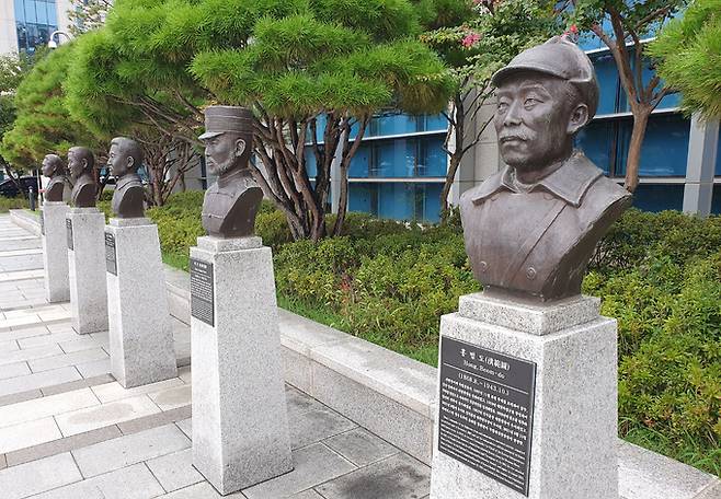 서울 용산구 국방부 청사 앞에 설치된 고(故) 홍범도 장군 흉상 모습. 뉴스1