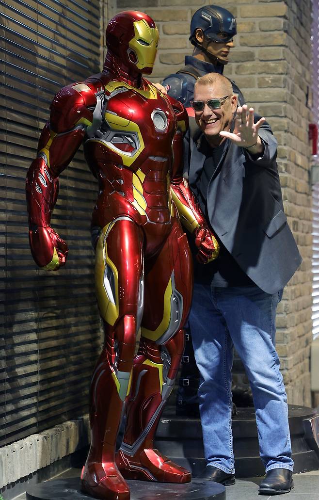 코믹스(만화) ‘아이언맨’의 작가이자 작화가로 한국을 처음 찾은 밥 레이턴이 24일 서울 성동구 메타그라운드 성수에서 열린 ‘서울 코믹스 위크’ 행사 중 아이언맨 모형과 함께 포즈를 취하고 있다. 이재문 기자